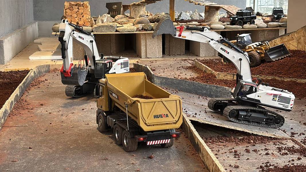 Kafenin ortasına inşaat sahası kurdular: Gençler değil yetişkinler sıraya girdi 8